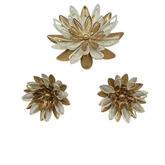 Vintage SARAH COVENTRY Enamel Flower Brooch & Earring SET White 3-D Gold Lot - Picture 1 of 6